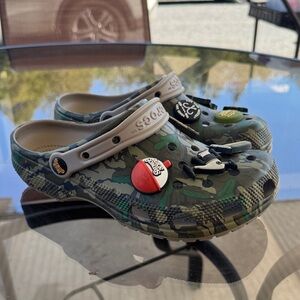 CROCS Luke Combs X Crocs Bootlegger Realtree Camowith Charms - Green Tan